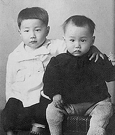 Masao Ido(right), age 1, with his brother