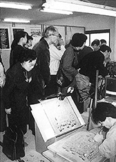 A supporters' group from the Chugoku region visiting Ido's studio and workshop